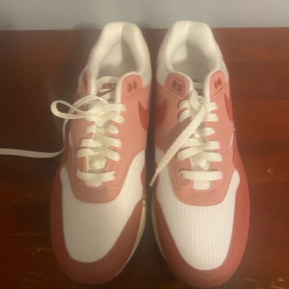 Nike Women's Athletic Shoes - Red and White Air Max 1 lady size 11 or men 9.5 - Picture 4 of 9